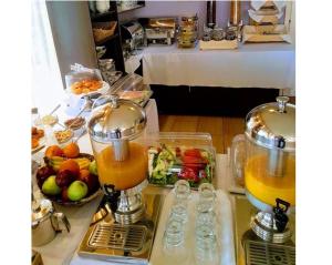 a blender sitting on a counter with a bowl of fruit at Villa Nickolas in Paleo Tsifliki