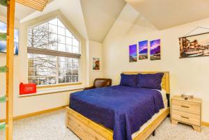 A bed or beds in a room at Sunspot Lodge - Schweitzer Mountain