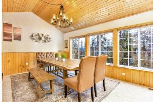 Posezení v ubytování Sunspot Lodge - Schweitzer Mountain + 38 fotografií