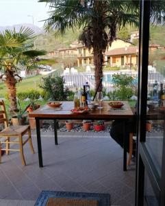 - une table sur une terrasse avec vue dans l'établissement Casa VistaLago Vertine, à Sulzano
