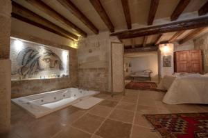 Koupelna v ubytování Sinasos Palace Cave Hotel