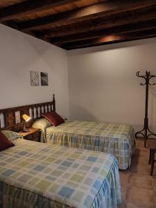 a bedroom with two beds in a room at Casa Bruna in Cobisa