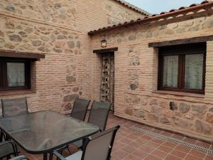 a patio with a table and chairs in front of a building at Casa Bruna in Cobisa