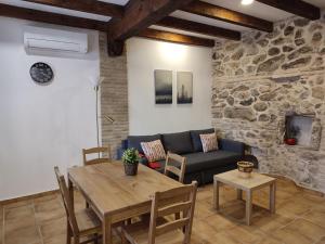 a living room with a table and a couch at Casa Bruna in Cobisa