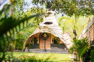 Aed väljaspool majutusasutust Igabara Hobbit House