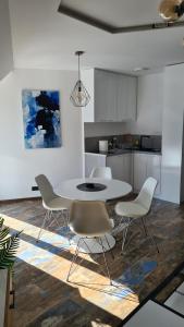 Una cocina con una mesa y sillas en una habitación. en Diamond PART, en Divčibare