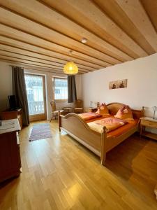 ein Schlafzimmer mit einem großen Bett in einem Zimmer in der Unterkunft Appartment Dörler in Kirchberg in Tirol
