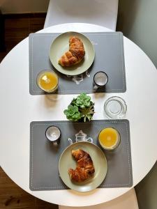 stół z dwoma talerzami jedzenia w obiekcie Pozzuoli B&B exSofer w mieście Pozzuoli