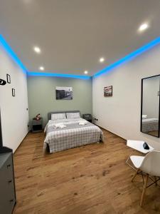 una camera da letto con un letto con una parete con accento blu di Pozzuoli B&B exSofer a Pozzuoli