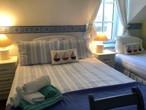 The Old School House B&B في بالينسكاليغس: غرفة نوم عليها سرير وفوط