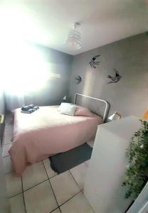 1 dormitorio con 1 cama con tiburones en la pared en Appart A l'abordage Sète, Gare, parking, en Sète