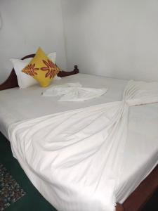 Llit o llits en una habitació de Sigiri Green Shadow Homestay