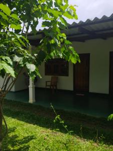 - une vue depuis le jardin de la maison dans l'établissement Sigiri Green Shadow Homestay, à Sigirîya