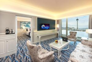Televiisor ja/või meelelahutuskeskus majutusasutuses Hotel Riviera Macau