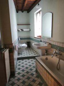 Koupelna v ubytování Cascina Belvedì