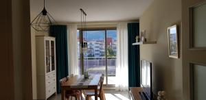 Un comedor con una mesa y un gran ventanal. en Denia Beach Nature, en El Verger