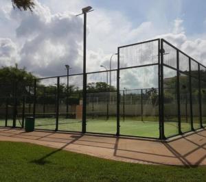 una cancha de tenis con una red en una cancha de tenis en Denia Beach Nature, en El Verger