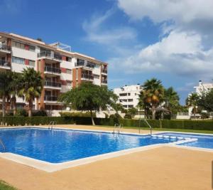 una piscina vacía frente a un edificio en Denia Beach Nature, en El Verger