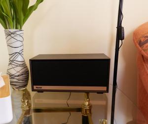 Telewizor siedzący na stole obok wazy w obiekcie Apartman Nelamore - Krk town, 300 meters to the beach w Krku