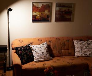 kanapę w salonie z poduszkami w obiekcie Apartman Nelamore - Krk town, 300 meters to the beach w Krku