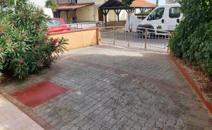 ceglany podjazd z ogrodzeniem i zaparkowany van w obiekcie Apartman Nelamore - Krk town, 300 meters to the beach w Krku +23 zdjęcia
