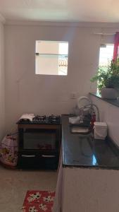Kitchen o kitchenette sa Apartamento Duplex Mobiliado em São Pedro da Aldeia
