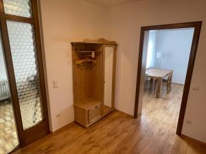 an empty room with a closet and a table at Ferienwohnung im Gerberhaus in Gammertingen