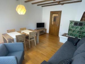 ein Wohnzimmer mit einem Tisch und einem Esszimmer in der Unterkunft Ferienwohnung im Gerberhaus in Gammertingen