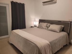 Säng eller sängar i ett rum på Aquaville Dorado Moderna Villa 3