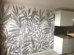 una cocina con una pared estampada en blanco y negro en Studio Font Romeu, en Font-Romeu-Odeillo-Via