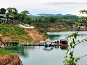 Rungnara pool villa في شيانغ ماي: مجموعة من القوارب مرساة على رصيف على نهر
