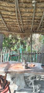 a wooden table with a vase on top of it at tamasopo y sus rios in Tambaca