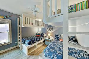 Postel nebo postele na pokoji v ubytování Steps to The Beach! Beautiful 4 BDRM 5 Bath Home W/Pool & Hot Tub + 35 fotografií
