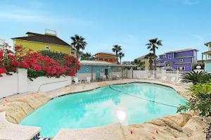 Bazén v ubytování Steps to The Beach! Beautiful 4 BDRM 5 Bath Home W/Pool & Hot Tub nebo v jeho okolí