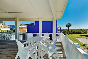 En balkong eller terrass på Steps to The Beach! Beautiful 4 BDRM 5 Bath Home W/Pool & Hot Tub