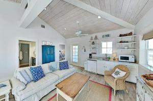 Posezení v ubytování Steps to The Beach! Beautiful 4 BDRM 5 Bath Home W/Pool & Hot Tub