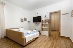 A bed or beds in a room at Theros Luxury Apartment