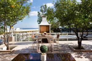 A restaurant or other place to eat at Theros Luxury Apartment