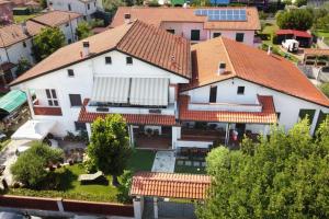 OrtonovoにあるB&B Il Girasoleの赤い屋根の家屋