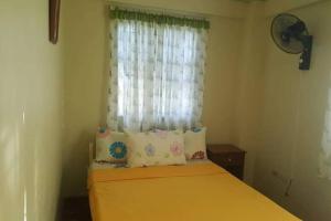 Affordable Tagaytay House for Rent 객실 침대