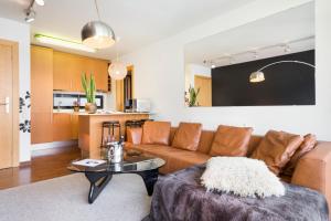 ein Wohnzimmer mit Couch und Tisch in der Unterkunft Apartment Barcelona Rentals - Sarria Apartments Near Center in Barcelona + 8 Fotos