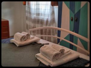 2 toallas plegadas en una cama en La Casa di Clé, en Fasano