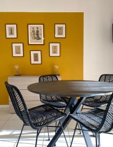 リミニにある5 Viale Fano Apartmentのダイニングルーム(テーブル、椅子付)