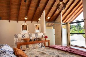 una camera da letto con un letto e due specchi sul muro di Refugio da praia a Parati