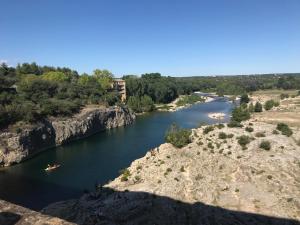 - une vue sur une rivière avec un bateau dans l'établissement Maison au calme avec parking en petite Camargue, à Beauvoisin