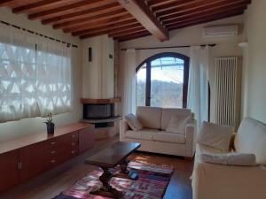 a living room with a couch and a table at Gervasella in Pontedera