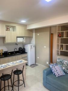 Η κουζίνα ή μικρή κουζίνα στο flat em Olímpia com churrasqueira