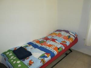 Een bed of bedden in een kamer bij Apartment Tal in the Judean Desert