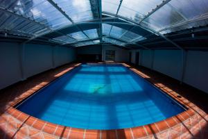 - une grande piscine dans un bâtiment dans l'établissement La Casa del colibri ecuador, à Quito
