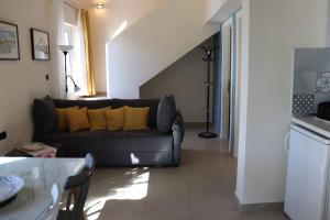 Posezení v ubytování Mathesi Apartment Sea View